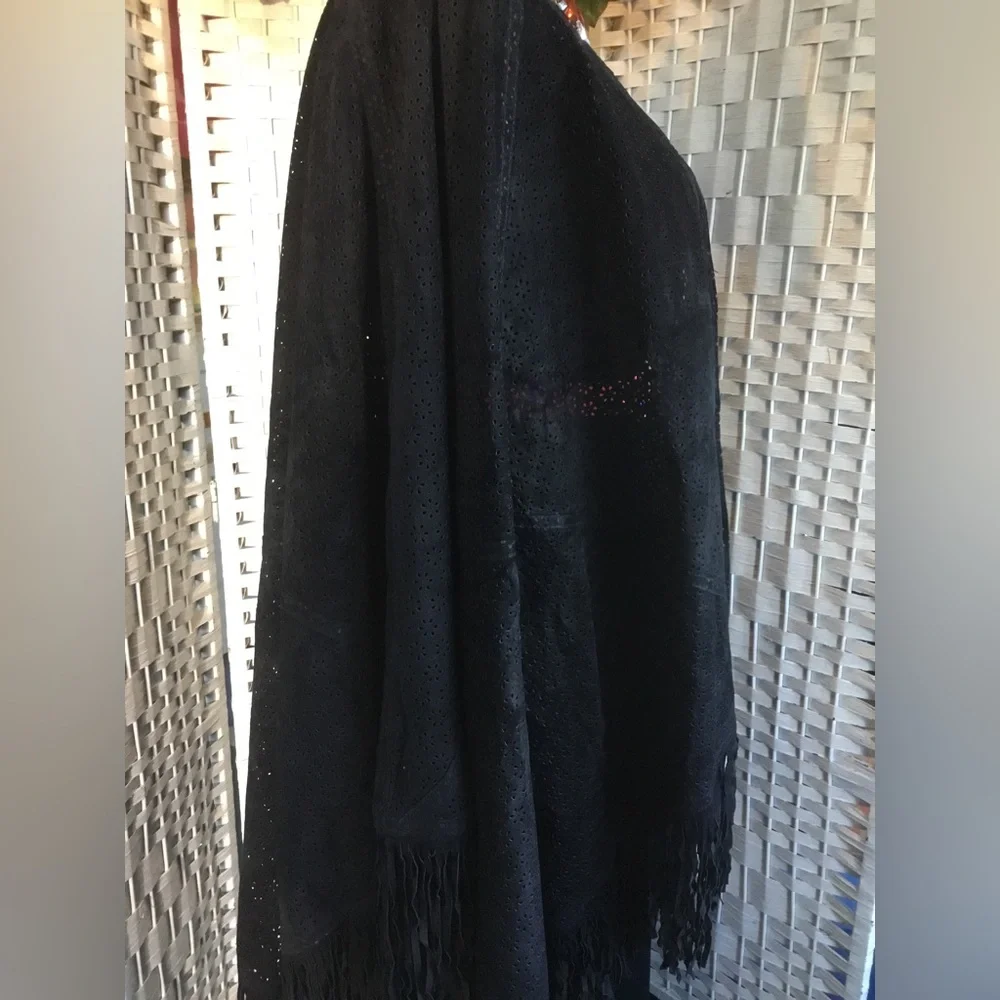 💖🌸 See new listing 🌺💜 Suzanne Somers Black Laser Cut Leather Cape Poncho - Picture 7 of 15